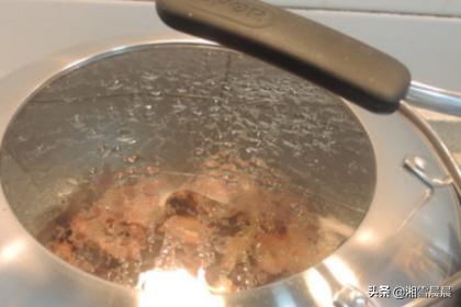 红烧排骨的做法视频家常菜做法（红烧排骨的家常做法步骤视频窍门）