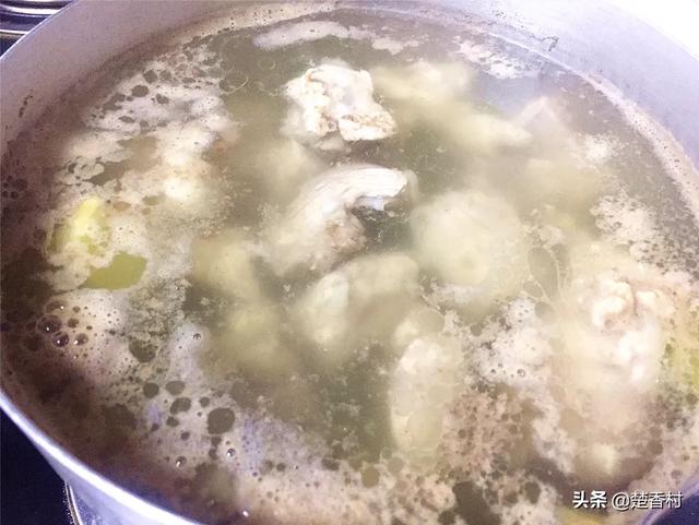 武汉排骨藕汤的正确做法（排骨藕汤的正确做法怎么变白）