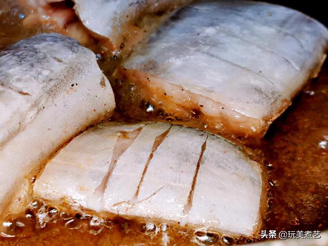 干煎带鱼怎么做好吃（干煎带鱼的做法窍门）