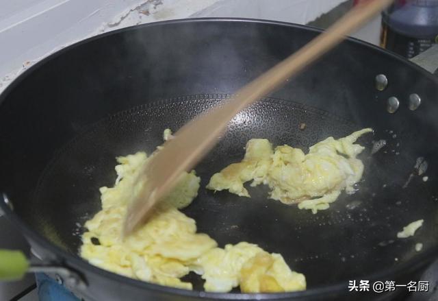 蒜苔炒鸡蛋的家常做法（蒜苔炒鸡蛋的做法）