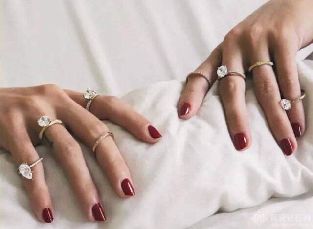 订婚戒指戴哪个手指｜正确的订婚戒指戴法