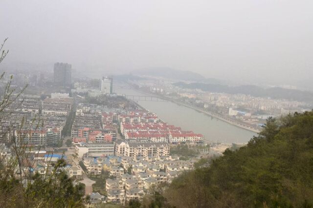 浙江一县市，由衢州代管，被称木门之乡，设有浙西第一铁路货运场