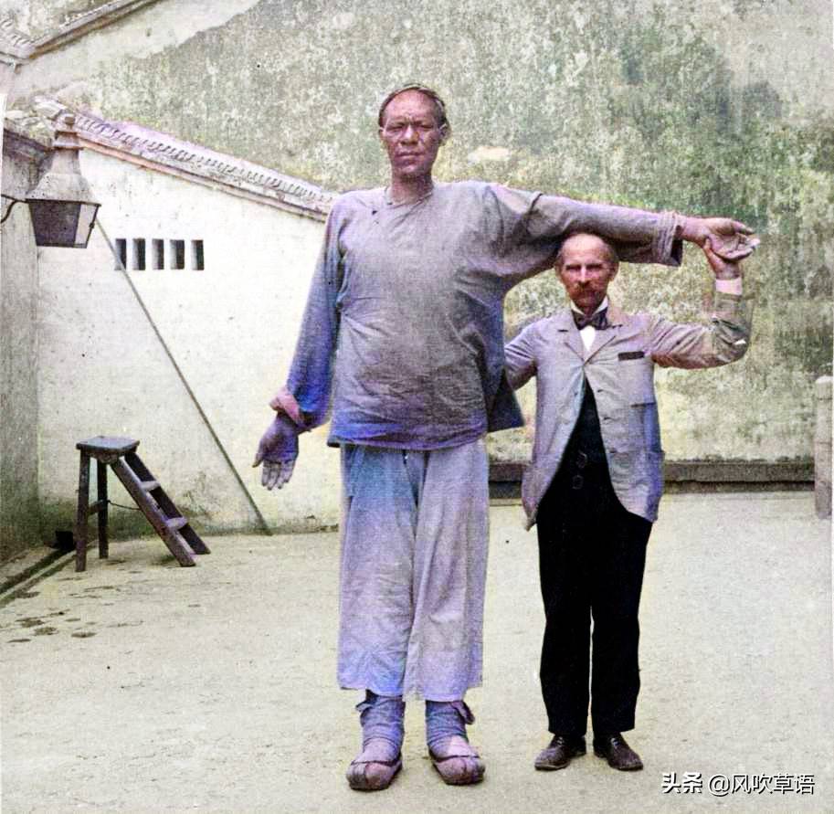 清末时期的武汉汉口，巨人高达两米二八，街头挑茶工络绎不绝