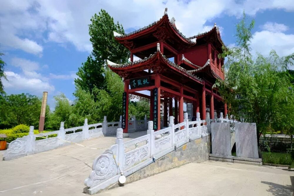 贵州人口第一大市，常住人口约690万，气候好风景美可养老