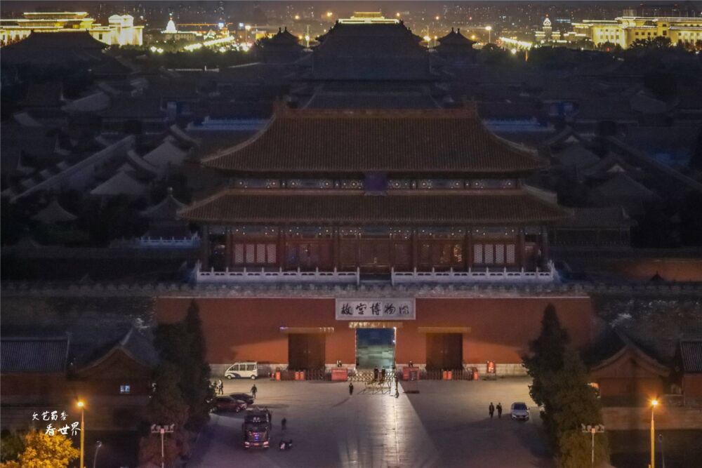 北京故宫晚5点关门，夜里它会阴森寂静吗？事实是人来人往很热闹