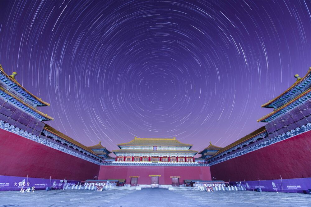 北京故宫晚5点关门，夜里它会阴森寂静吗？事实是人来人往很热闹
