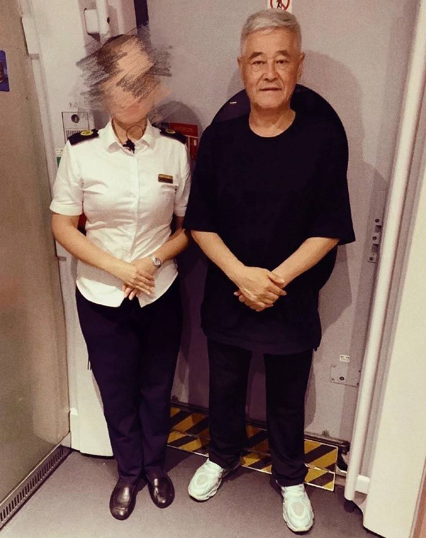 64岁赵本山罕见露面，不坐私人飞机坐高铁，穿潮牌打扮太时尚