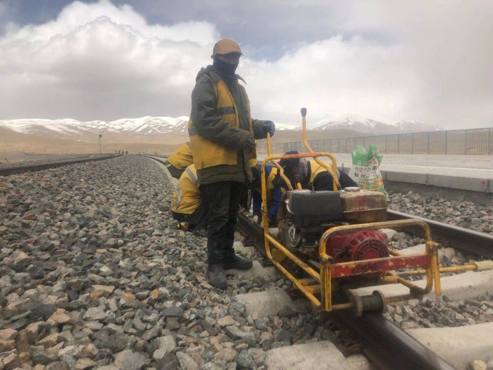 青藏铁路通车15年：穿越“生命禁区”的天路