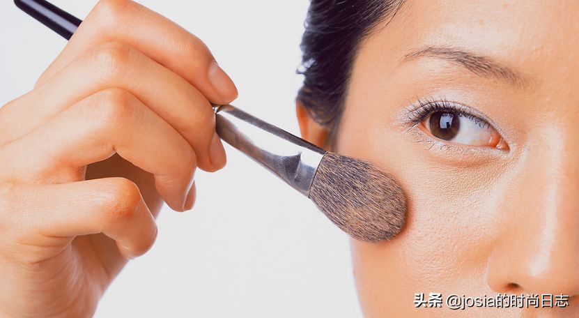 若是基础化妆，有哪些必备的化妆品，如何选择适合自己的化妆品？