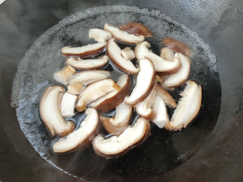 香菇炒油菜，不要直接下锅，菜叶分开炒，出锅又绿又鲜
