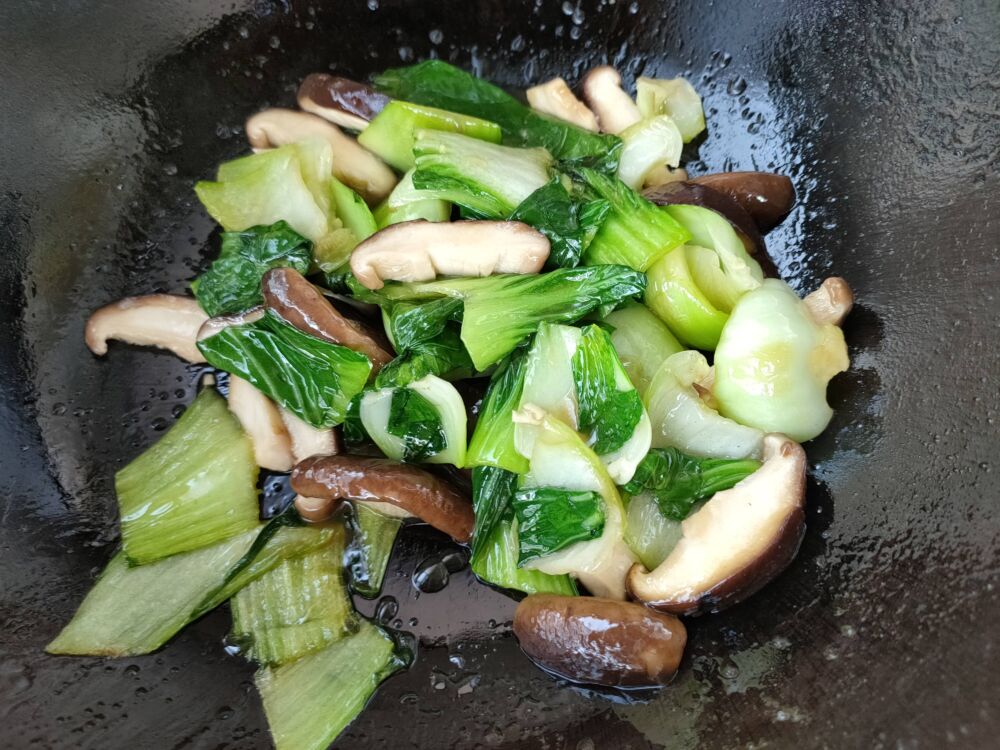 香菇炒油菜，不要直接下锅，菜叶分开炒，出锅又绿又鲜