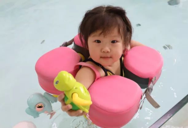 夏天带宝宝去游泳馆，清凉、欢乐还能健身