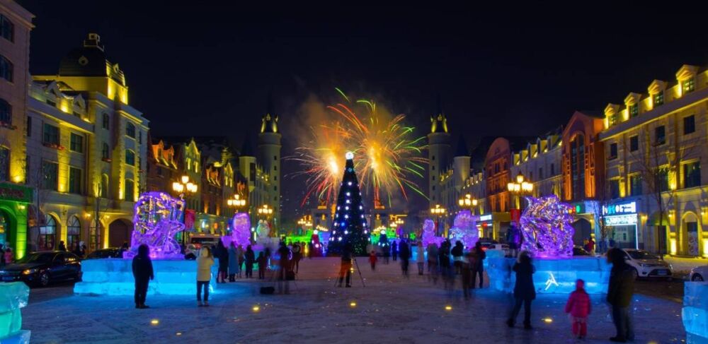 500组冰雕落地哈尔滨冰雪小镇世界欢乐城