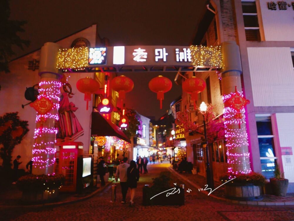 浙江宁波的代表景点，与上海外滩同名，好多游客来打卡，夜景很美