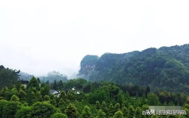 它是峨眉山姊妹山号称蜀中佛教第一山，因先有老峨山后再有峨眉山