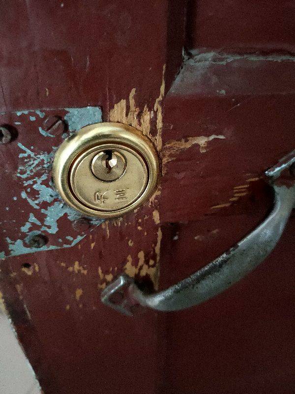 家里的门锁坏了，就赶紧找个五金店买个新的门锁！安装不美观呀