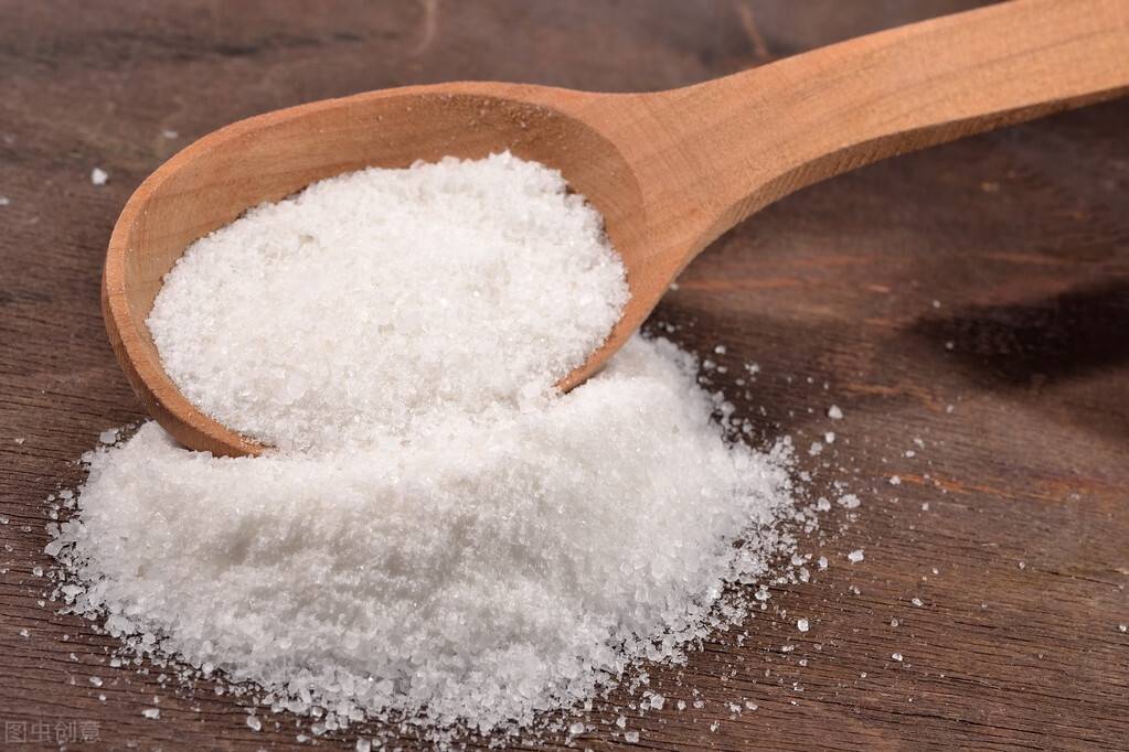 买食盐时，加碘盐和无碘盐哪个更好？知道二者区别后，别再吃错了