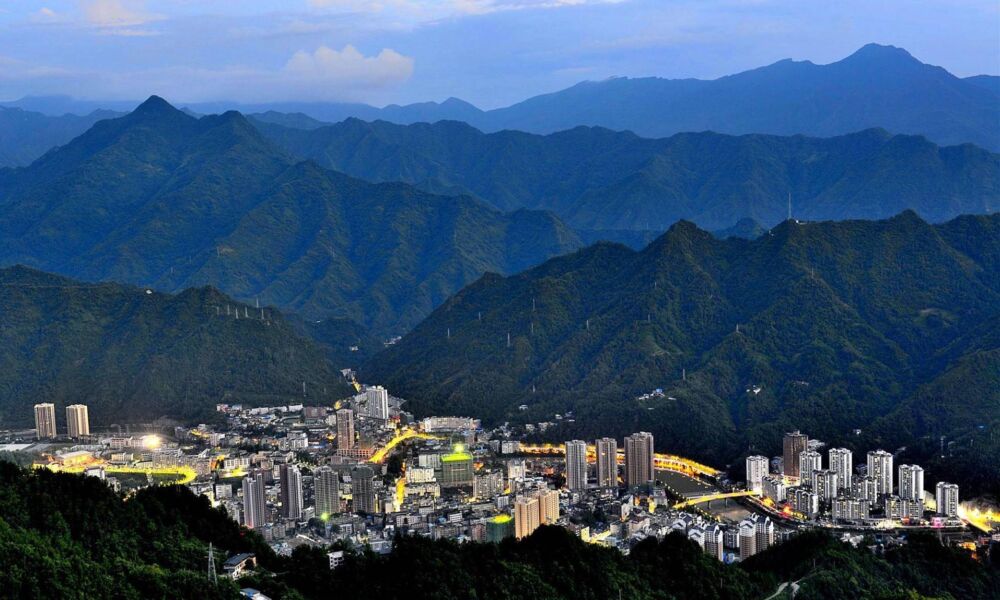 重庆这个人口不足20万人的县城，将迎来高铁和高速，宣布正式崛起
