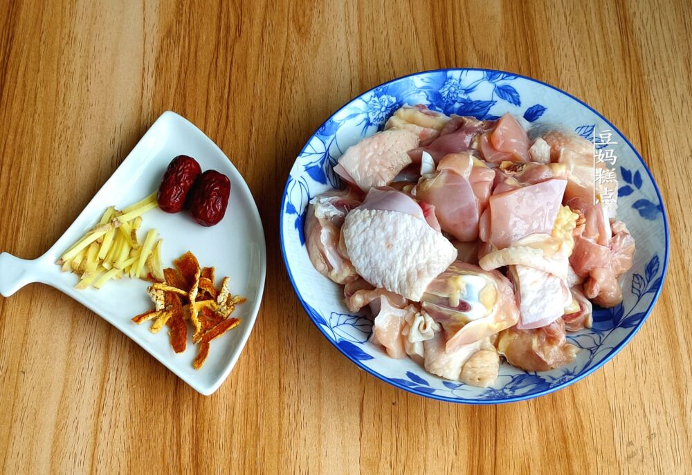 热天，学学广东人吃鸡，蒸10分钟，又滑又嫩，还不用闻油烟