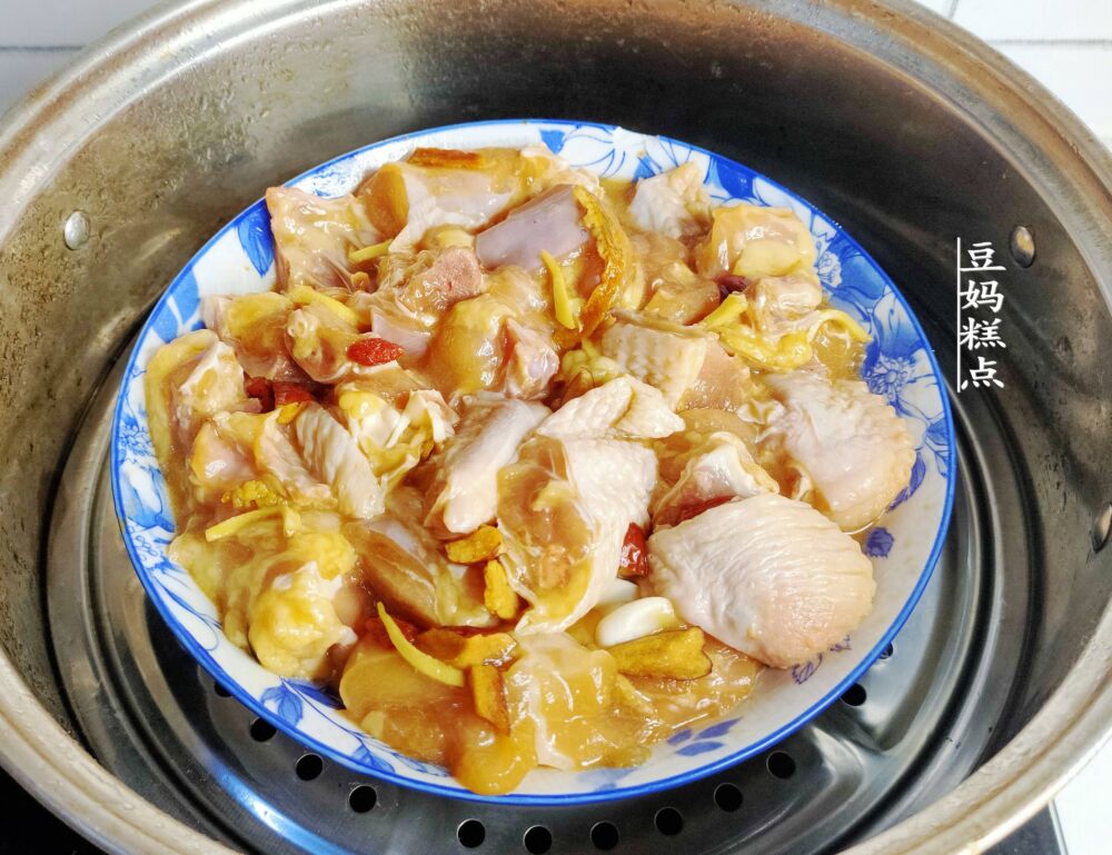 热天，学学广东人吃鸡，蒸10分钟，又滑又嫩，还不用闻油烟