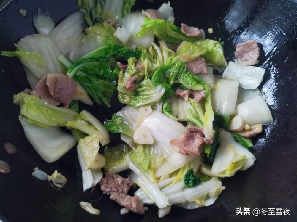 东北家常老菜，榛蘑和这个蔬菜一起搭配炒，鲜香脆嫩，秋季下饭菜