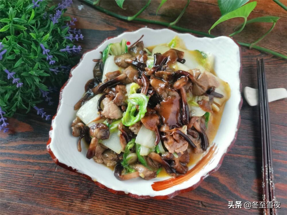 东北家常老菜，榛蘑和这个蔬菜一起搭配炒，鲜香脆嫩，秋季下饭菜