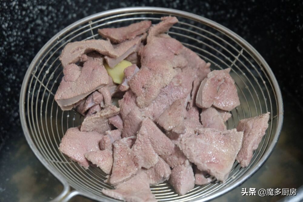 晚上炒了一盘猪肝，好吃到流口水，鲜香嫩滑无腥味，做法简单