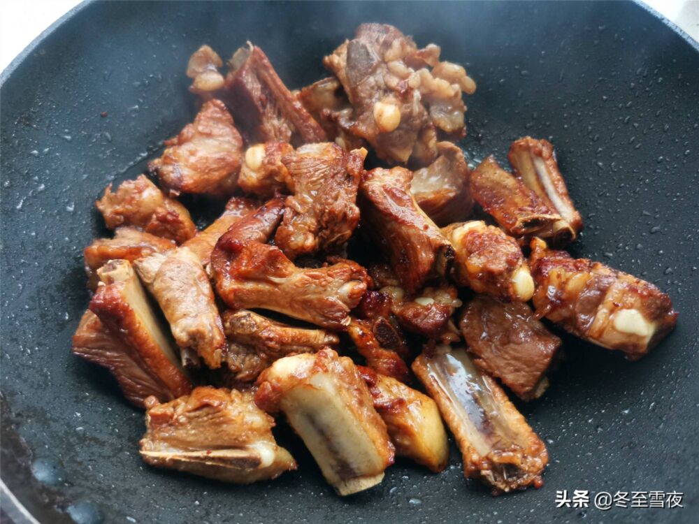 天气寒冷，教你东北农家炖菜，在铁锅炖店里卖得火爆，下酒下饭