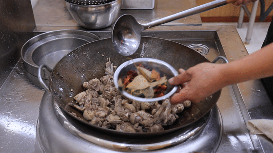 大厨教你鹅肉的简单做法，去腥、增色都不能少，过程详细一看就会