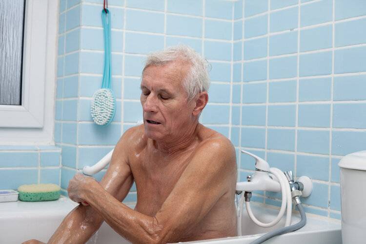 冬天多久洗一次澡更健康？为了生命安全，老年人洗澡要做好这4点