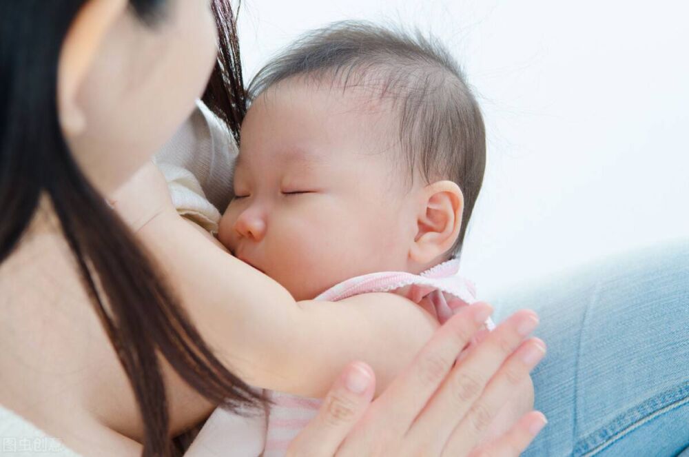 宝宝出生后，什么时候开始喂奶？