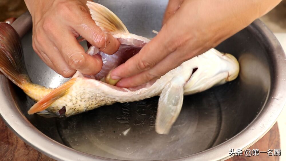 红烧鱼怎样做才好吃？只需记住这3点，鱼肉鲜嫩入味，百吃不腻