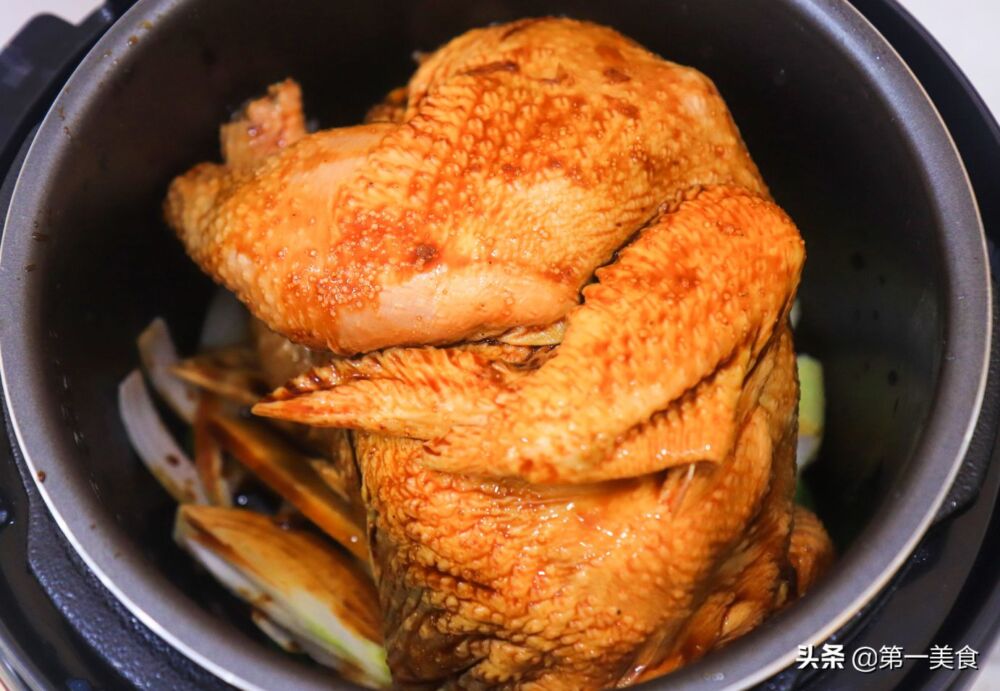 最懒吃鸡！电饭煲焖鸡，整鸡下锅不加一滴水，焖出金黄美味