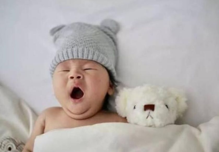 婴儿一天要“睡几觉”？一次睡多久？宝宝睡眠时刻表新手父母收好