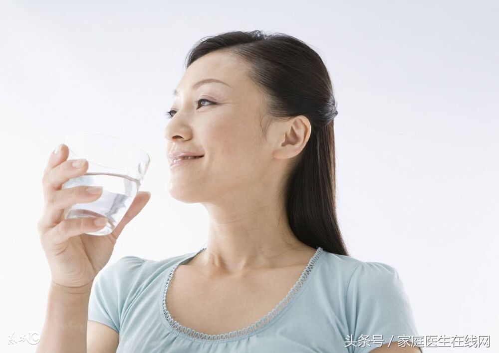 一个人不喝水能活多久？渴死会经历这4个阶段，实在太可怕