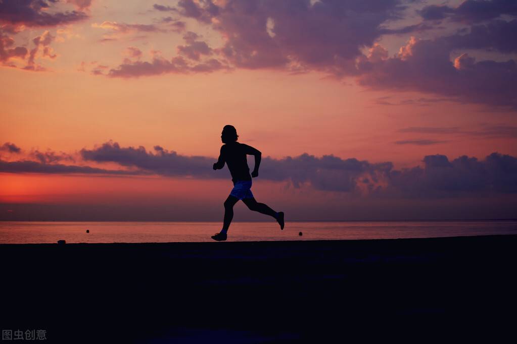 每天慢跑10公里，减肥效果如何？消耗一斤脂肪，需要跑步60公里