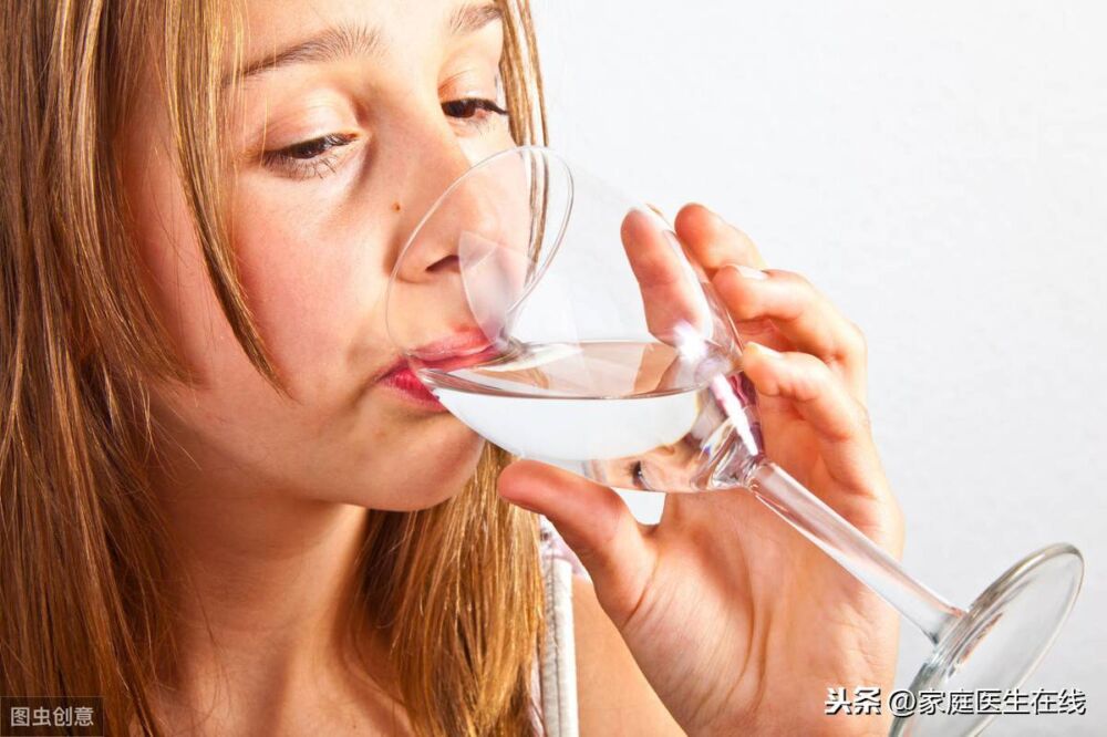 喝很多水，还是口干是怎么回事？要警惕这几种疾病