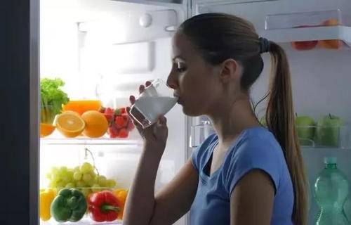 吃感冒药时，到底能不能喝酒喝牛奶？最好的选择其实是温水