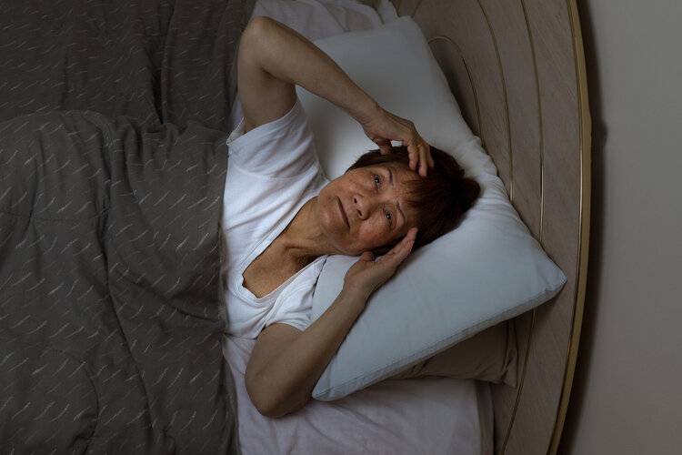 经常睡到半夜醒过来，怎么回事？身体可能出了5个问题，提高警惕