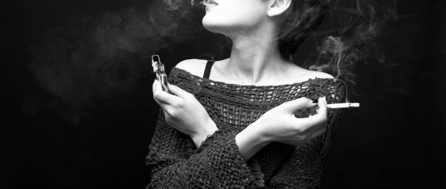 吸烟的神秘女人们背负着不检点的标签，到底得罪了谁？