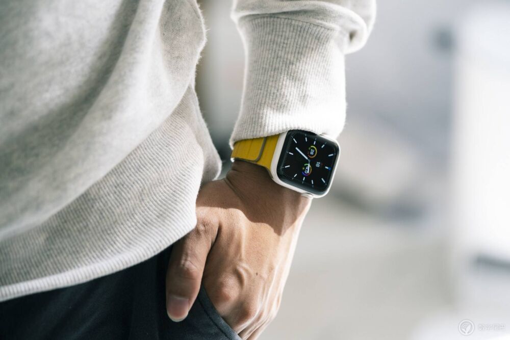我给 Apple Watch 配了三条原厂表带