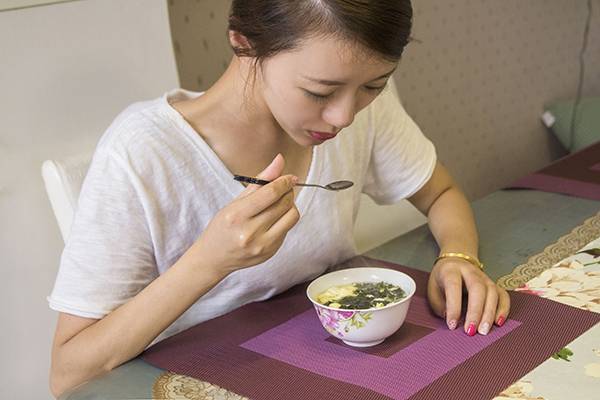 一天吃几顿饭比较好？近三成日本人不吃早饭，这跟长寿有关吗？