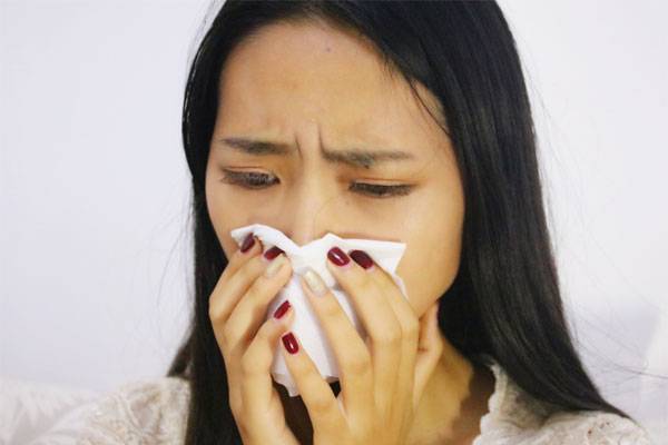 为什么流鼻涕颜色不一样？感冒后，清鼻涕变黄鼻涕是病情加重吗？