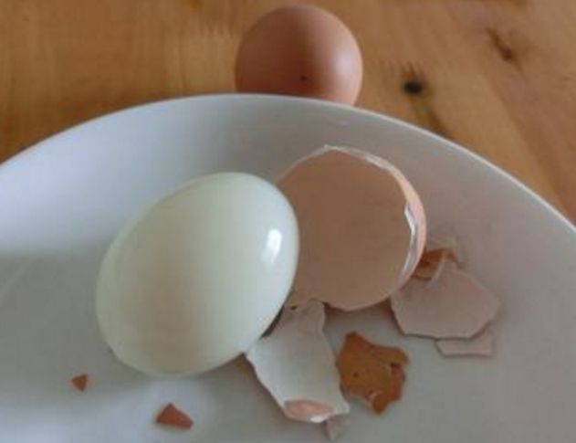 为什么白水煮鸡蛋破壳？大厨教你这一招，轻松煮熟透不破壳