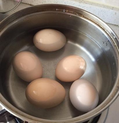 为什么白水煮鸡蛋破壳？大厨教你这一招，轻松煮熟透不破壳