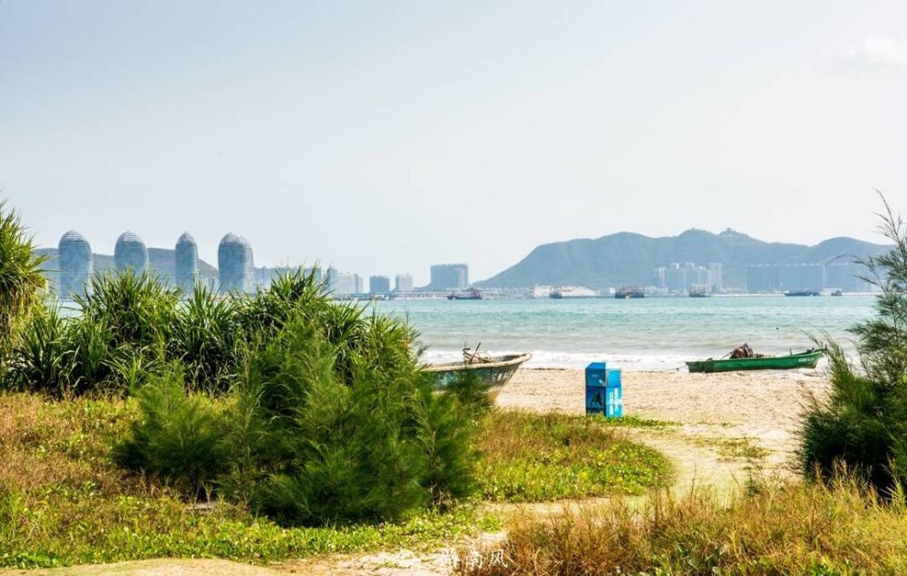 中国最长的椰树海滩，位于海南三亚，景色如画
