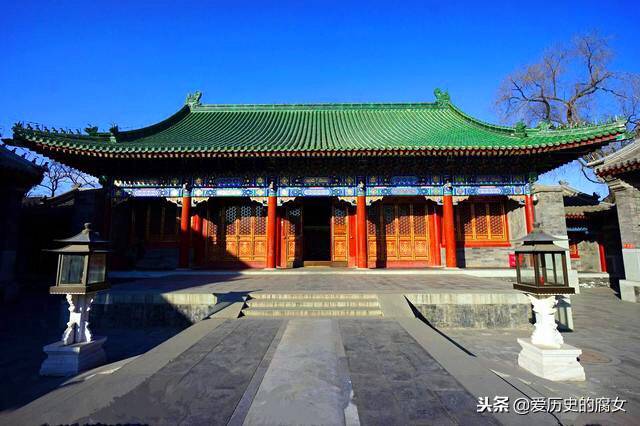 北京城有两条龙脉，一条上面建了紫禁城，那另一条上建了什么呢