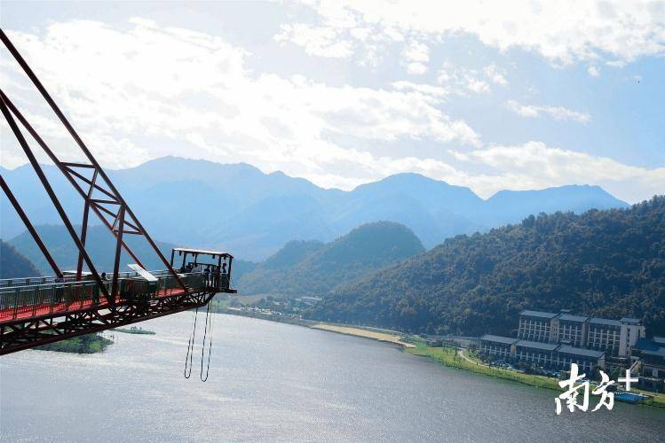 英德建成广东首个湖景蹦极项目，垂直高度达88米