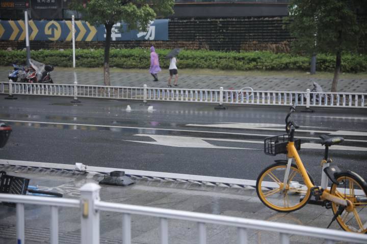 台风•现场｜下沙金沙印象城门口路段有水冒出，交警紧急封锁，请注意绕行