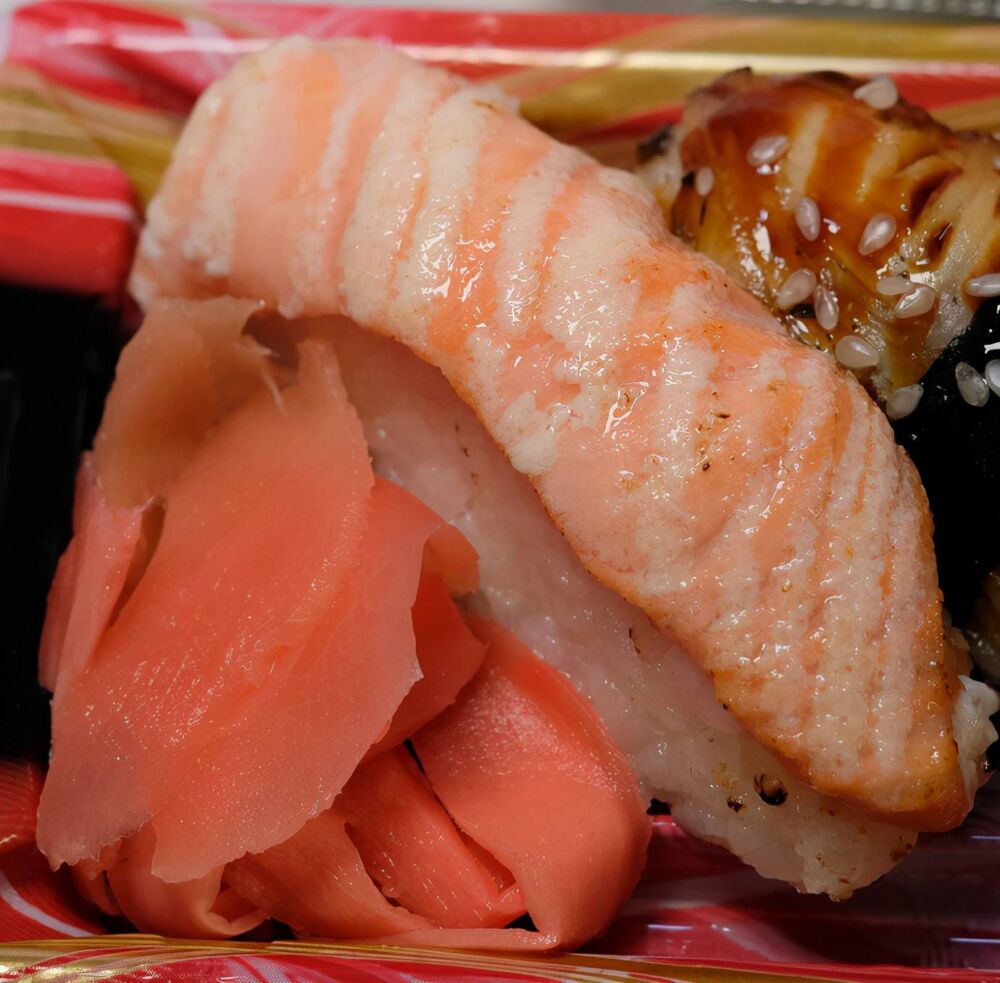 超级新鲜的三文鱼刺身，各种寿司好吃极了，这家店，值得反复吃